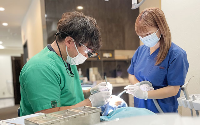 湘南台駅西口から徒歩3分の歯科・歯医者「湘南台いつき歯科」は、とことん丁寧な治療をモットーに診療を行っております。